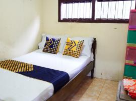 SPOT ON 93621 Kost Bu Tutik Syariah, hotel en Lawang