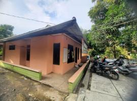 SPOT ON 93655 Home Stay Syariah Habibie, hotel with parking in Sukabumi