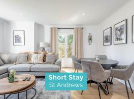 Abbey Villa - Stylish House - Central with Parking, hotel in St. Andrews