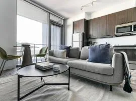 Downtown 1br w deck pool lounge nr dining ATX-229