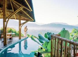 Dreamy Cliffside Bamboo Villa with Pool and View, hotell i Klungkung