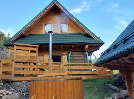 Štýlový Zrub Martina A s kúpacou Kaďou a detským ihriskom!, hotel ve Ždiaru