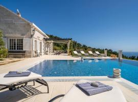 Luxury villa Ferarra Dubrovnik with infinity pool, hotel in Komaji