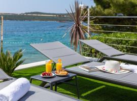 Luxury Seaside Villa L'Amour with pool in Sibenik - Zaboric, hotel en Žaborić