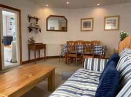 Tenby Cottage with Parking, hotel in Tenby