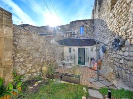 La Cigale - Vieux Village - Charmante Maisonnette climatisée avec Jardin, hotel din Villeneuve-lès-Avignon