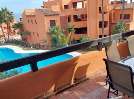 Jardines, piscina y mar, apartamento em Estepona