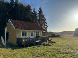 Mysig stuga i Bokenäs, Uddevalla, cabaña o casa de campo en Uddevalla