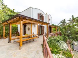 Starhost - La Casella seaview garden terrace and parking, hotel en Cetara