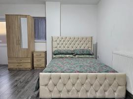 Double Bedroom with private bathroom and shared kitchen, panzió Oldburyben