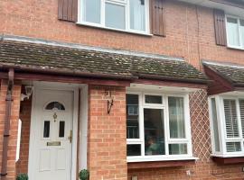 KB51 Charming 2 bed house in Horsham, pets very welcome and long stays with easy access to London, Brighton and Gatwick – dom wakacyjny w mieście Roffey