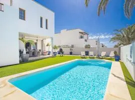 Wonderful Costa Teguise Villa - 5 Bedrooms - Villa Caletas Teguise - Perfect For A Large Group - Private Pool