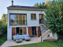 Large house near Paris and close to train station, hotel in Gif-sur-Yvette