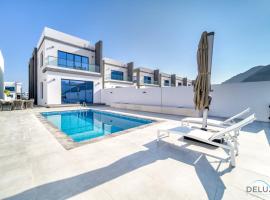 High-end 4BR Villa with Assistant’s Room Al Dana Island, Fujairah by Deluxe Holiday Homes, hotelli kohteessa Fujairah