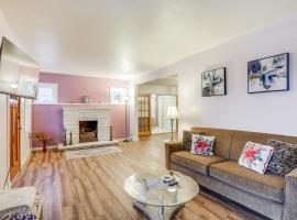 Pet-Friendly Syracuse Home with Private Yard!, hotell i Syracuse