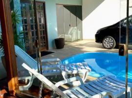 SHOW RURAL 2024- casa com ar e piscina, hotel din Cascavel