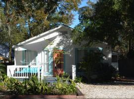 Boho Bungalow- Private Side Porch in Downtown Brunswick, nyaraló Brunswickban