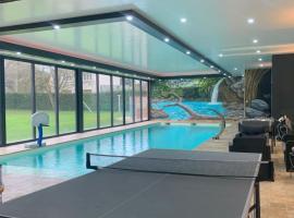 Logement @ 10 personnes avec piscine intérieure 31 degrés zoo de la FLECHE 24 h du Mans, hotell i La Flèche