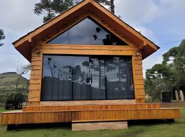 Cabana Pequeno Bosque com deck e vista p/ o rio, hotel v destinácii São Joaquim