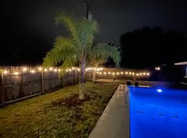 Pool House Oasis, vil·la a Titusville