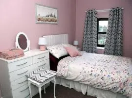 3 Bed Farmhouse - Sleeps 6 - Wifi - Parking