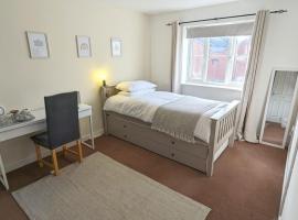 Spacious Room with Parking TV Wi-Fi Desk Kettle, hotell i Long Eaton