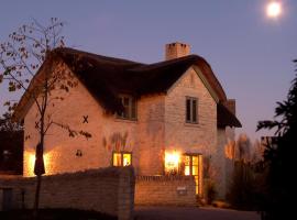 Moorhens, hotel com piscina em Somerford Keynes