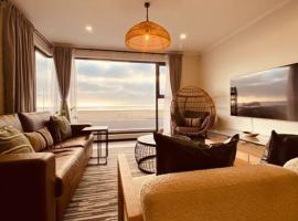 Beachfront Townhouse - MowenOne, khách sạn ở Walvis Bay