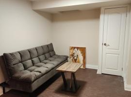 Enjoy quiet and private oasis!, hotel in Vaughan