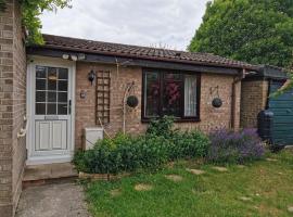 Impeccable 1-Bed Lodge in Eastleigh, cottage in Eastleigh