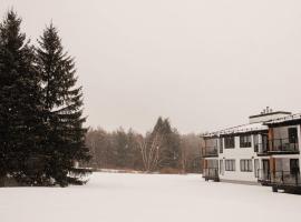 Suite 104- Destination Mont-Orford, hotel in Magog-Orford