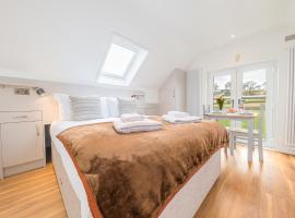 Romantic getaway in this stylish studio with views and free parking, hótel í Burneside