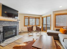 Two bedroom Condo with great views, location and sports center Highridge A4, hotel em Killington