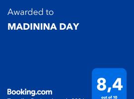 MADININA DAY, מלון בסנט-מדארד-אן-ז'אל