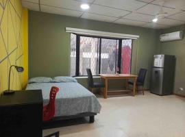 Suite in Urdesa Central Guayaquil, hotel amb aparcament a Guayaquil