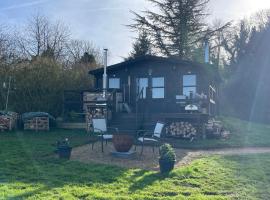 Cosy cabin in Annie’s meadow, hotel with parking in West Meon