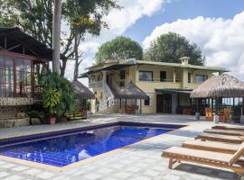 El Edén Country hotel y Club Residencial, viešbutis mieste Sirkasija