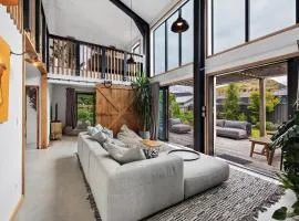 The Shotover Barn -Mountain View Retreat- 13 guests