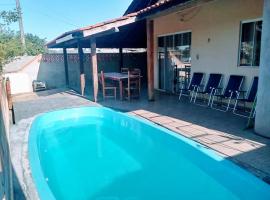 Casa B com Piscina Enseada Ubatuba Max06 Hosp, prázdninový dům v destinaci São Francisco do Sul