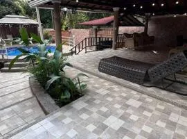 Cabaña con piscina en Minca