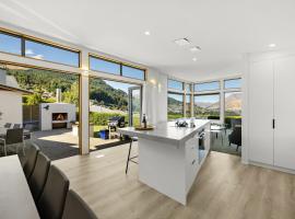 Whakata on Whitbourn - Luxury Retreat With Spa, spa hotel in Queenstown
