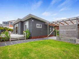 Relax on Dillon - Waihi Beach Holiday Home, rumah liburan di Pantai Waihi