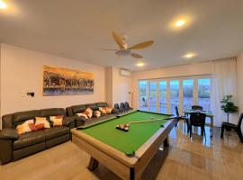 Billiards And Karaoke, Free Pickup, villa i Sengkuang