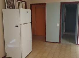 Affordable 3 bedroom with shared kitchen and bathroom with one guest in backyard, hotel in Werribee