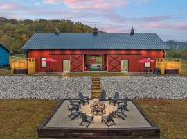 New Barndo/Private River Access/ 2 Private Hot Tub, hotel pet friendly a Stanton