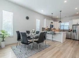 Luxury Charming 3BR 3Bath Free Wi-FI 8 Guests, Gated Home, Houston Downtown