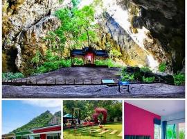 บ้านพักชายคลอง @บางปู สามร้อยยอด, pet-friendly hotel in Ban Bang Pu