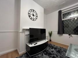 Comfortable, spacious 2 Bedroom house close to Etihad Stadium, cheap hotel in Stalybridge