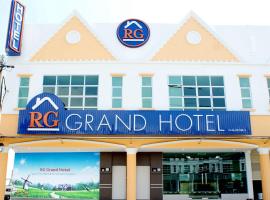 RG Grand Hotel, hotel em Parit Raja