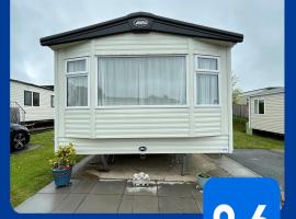 Delightful 2 bedroom Caravan, Pencnwc, New Quay, casa o chalet en Cross Inn